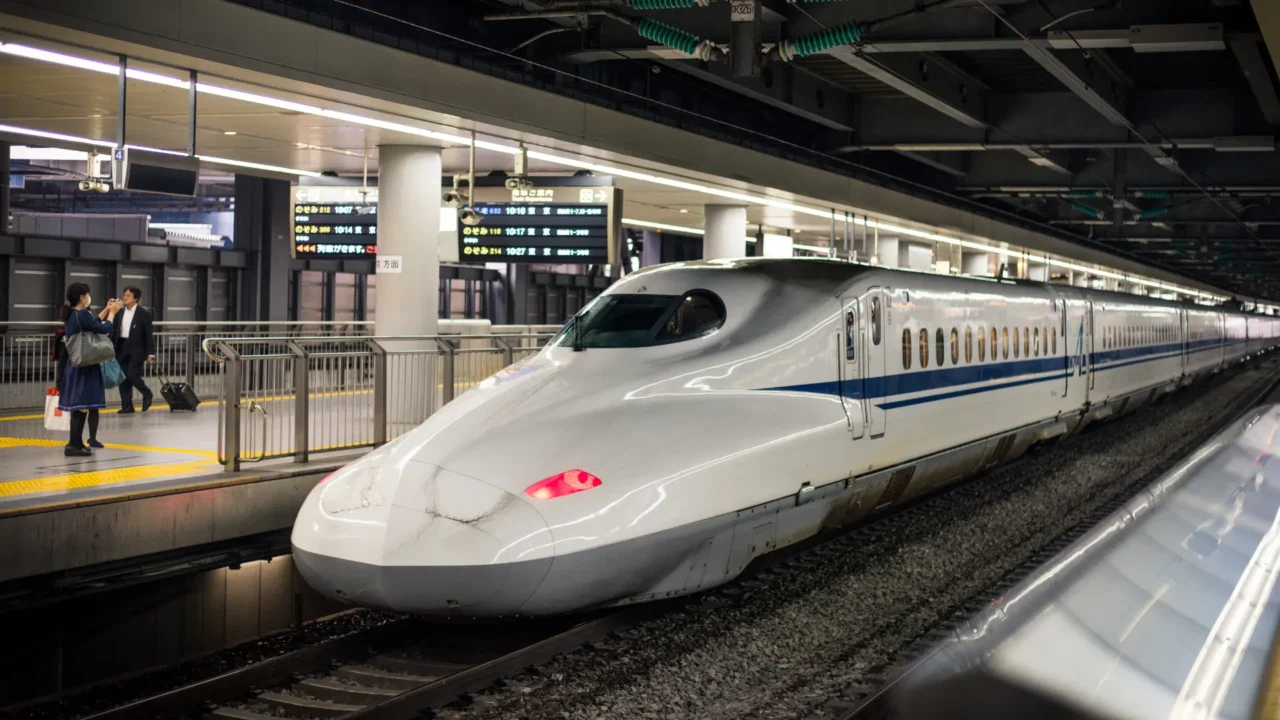 Trải nghiệm tàu siêu tốc Shinkansen hiện đại trong tour Nhật Bản mùa thu