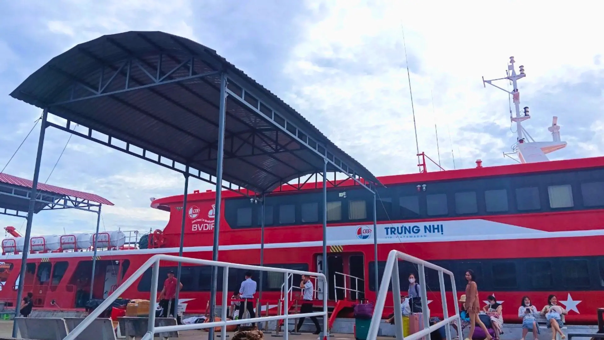 Tàu Trần Đề đi Côn Đảo thiết kế 2 thân hiện đại