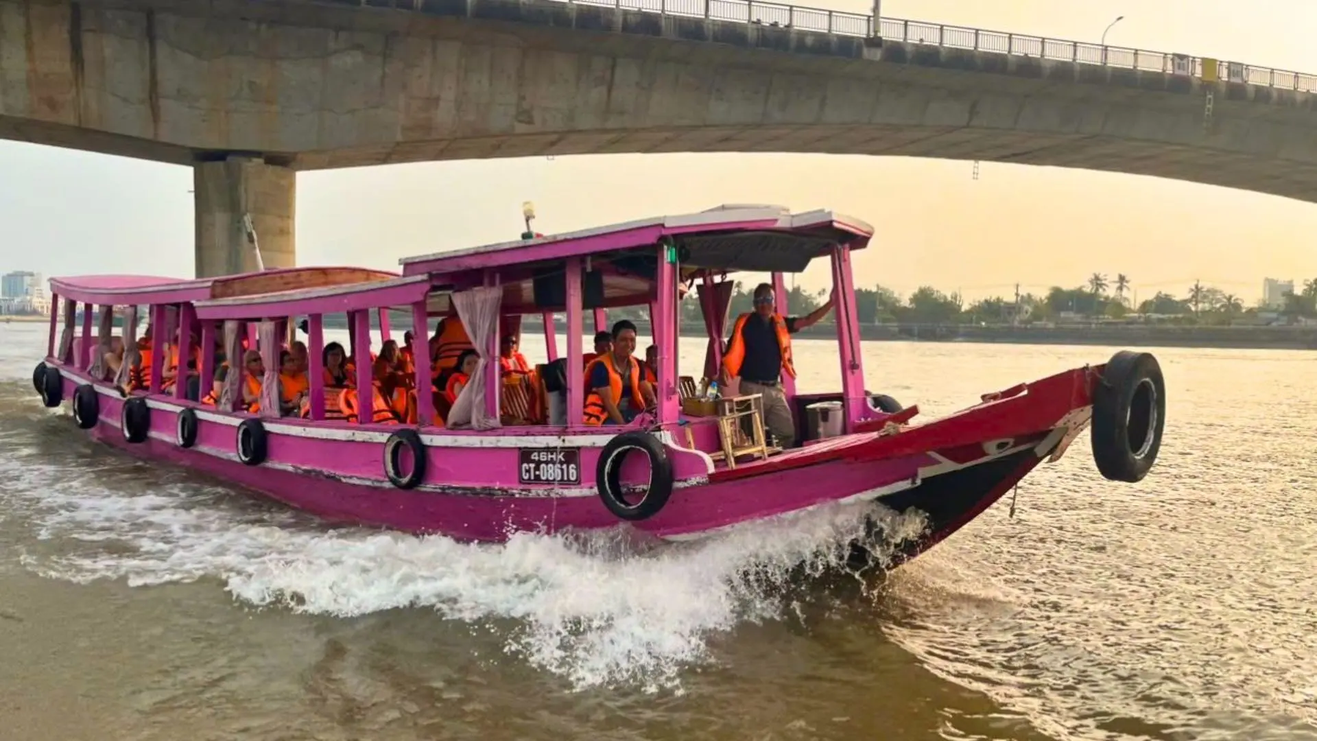 Hành trình khám phá chợ nổi Cái Răng cùng đội tàu Trường Tuyền trong tour của Nụ Cười Mê Kông