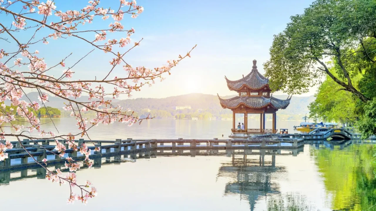  Thưởng ngoạn cảnh sắc huyền thoại tại Tây Hồ
