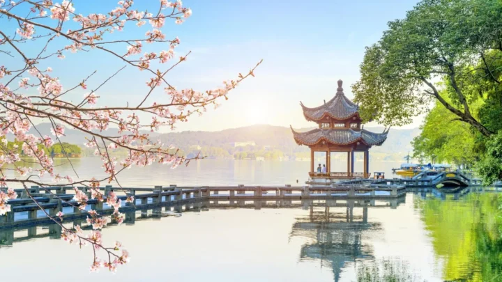  Thưởng ngoạn cảnh sắc huyền thoại tại Tây Hồ