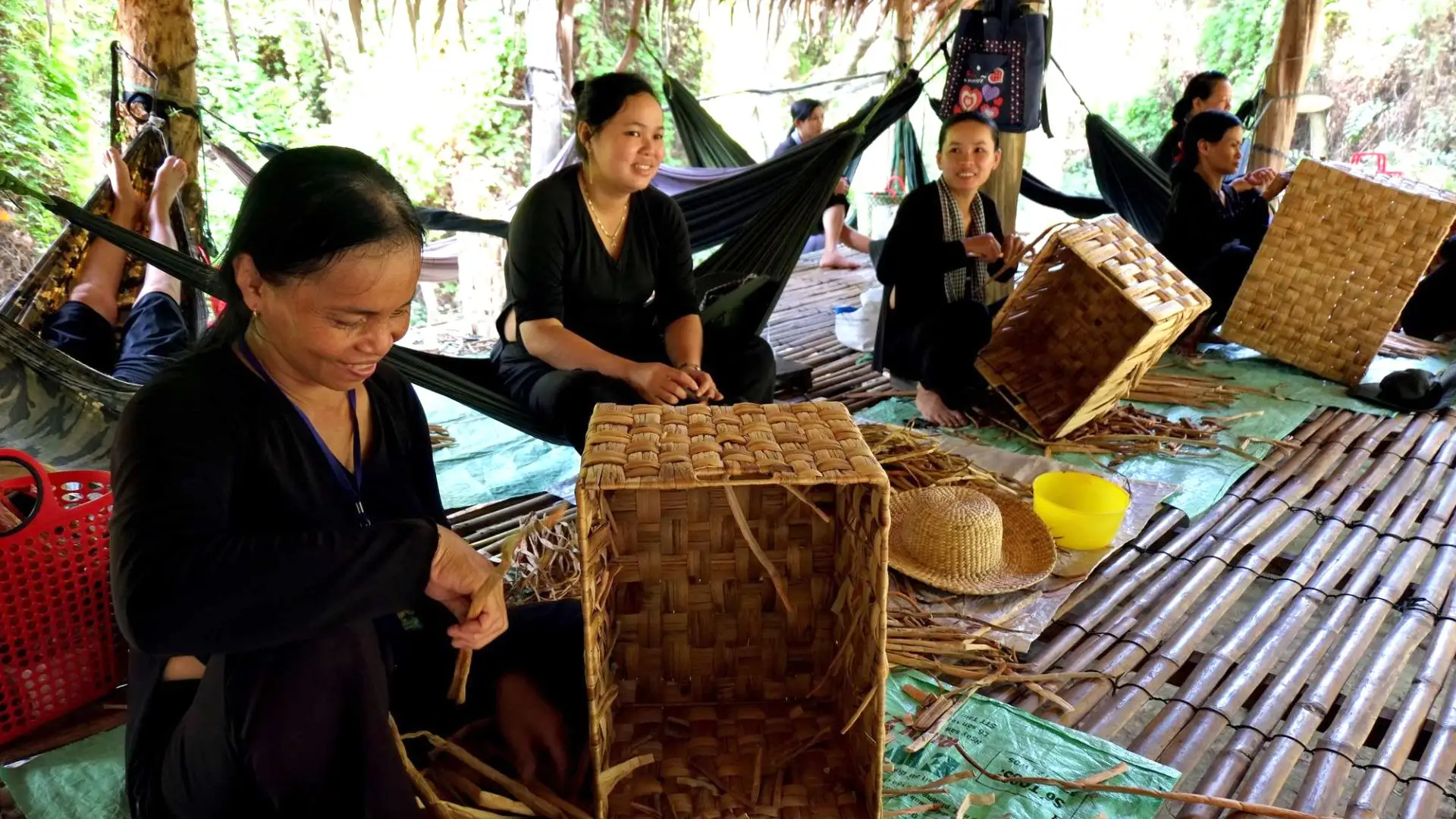 Người dân đan sản phẩm từ lục bình tại Xẻo Quýt trong hành trình team building miền Tây