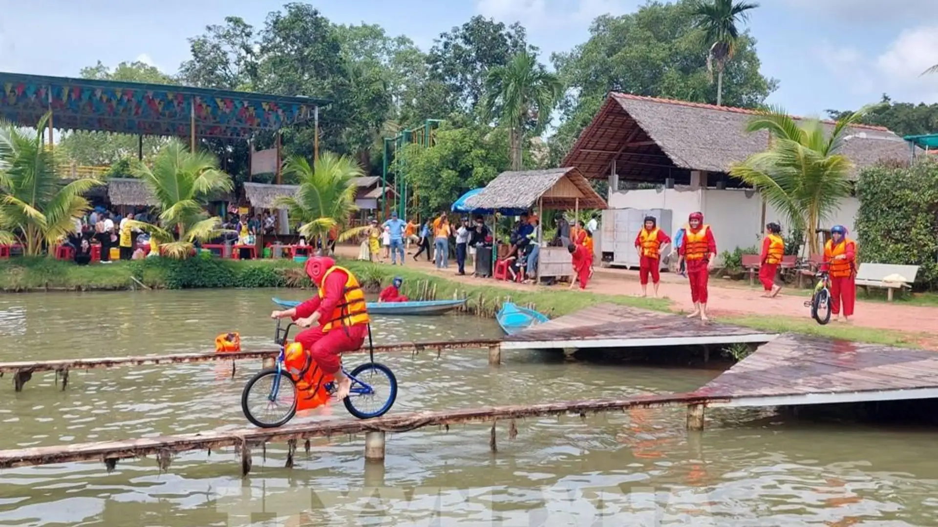 Team building miền Tây với trò đạp xe qua cầu khỉ ở Khu du lịch Cồn Phụng