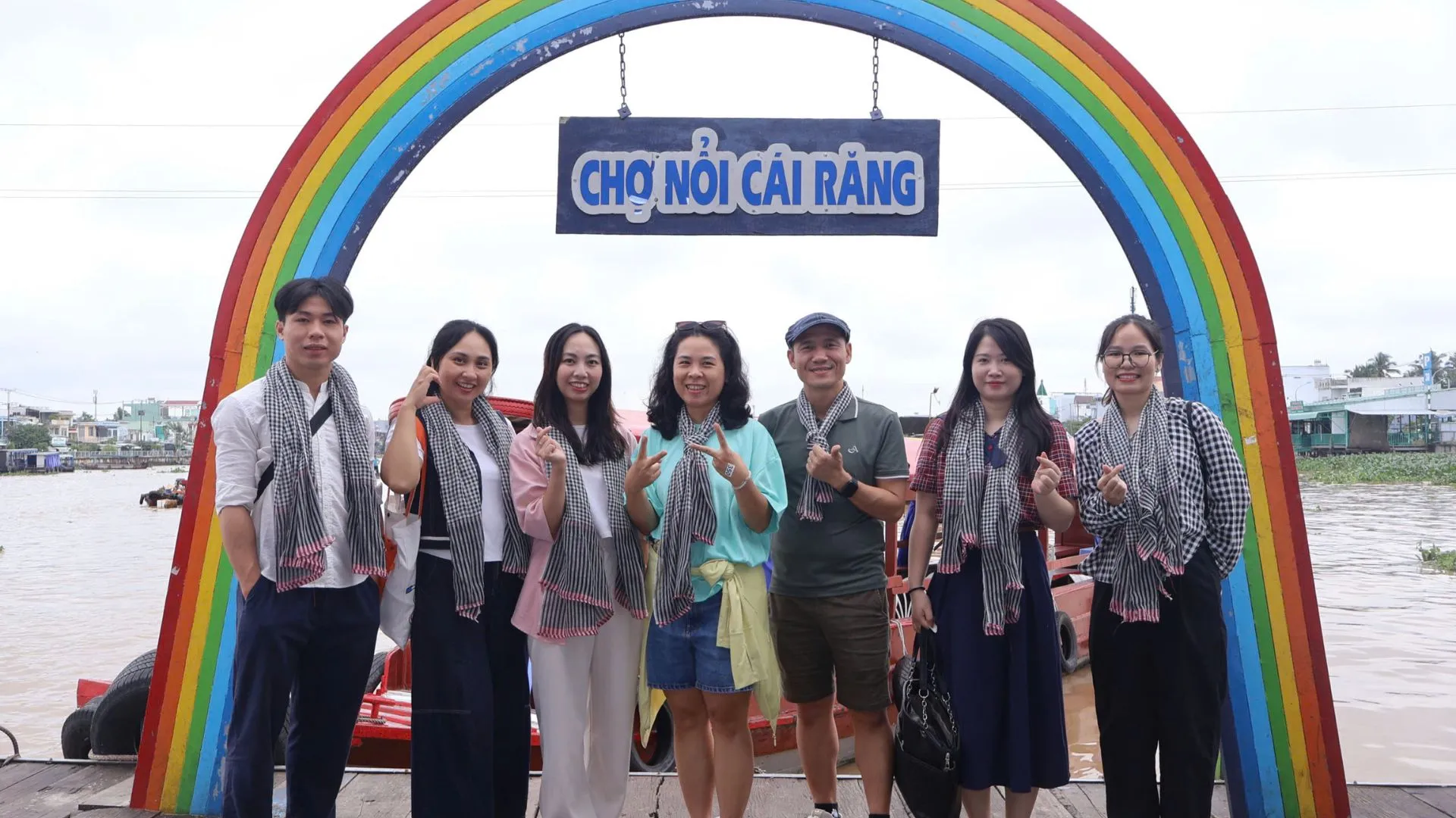Team building miền Tây với đoàn đeo khăn rằn tại cổng Chợ nổi Cái Răng