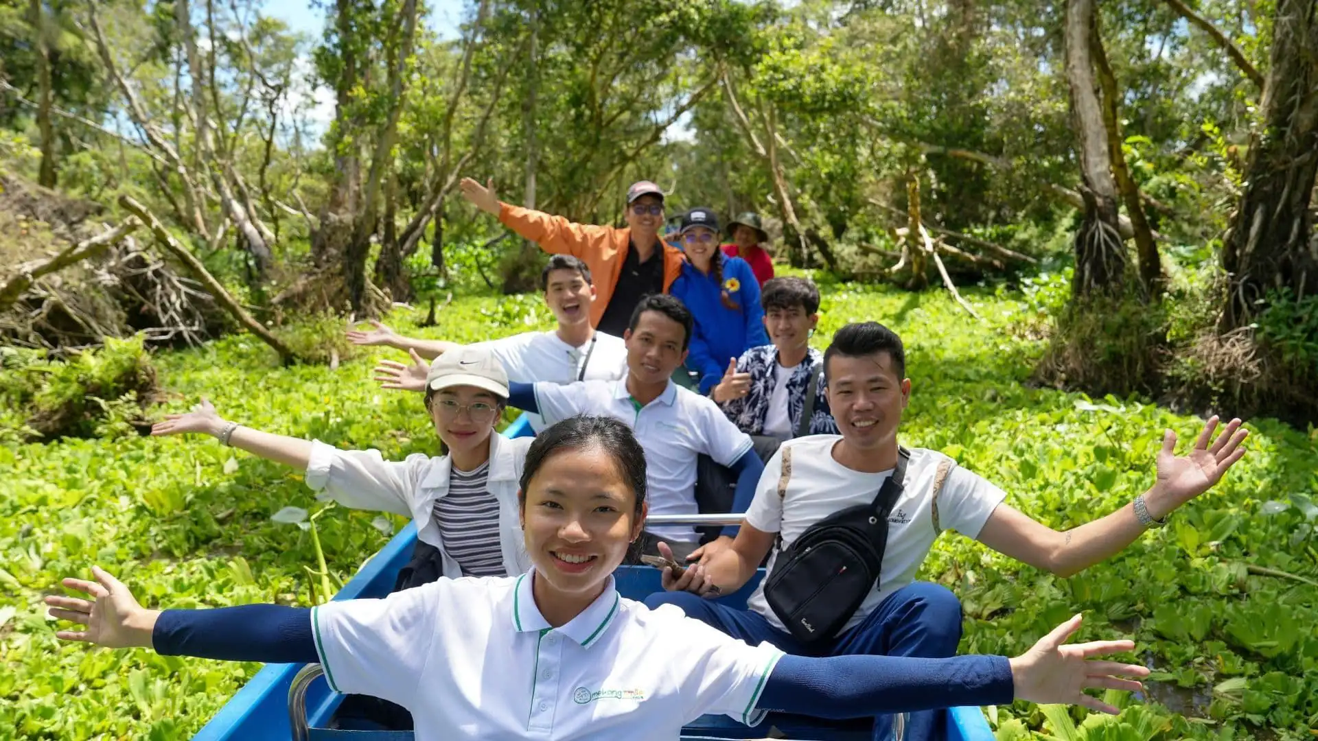 Đoàn team building miền Tây ngồi xuồng giữa thảm bèo xanh ở rừng tràm Trà Sư