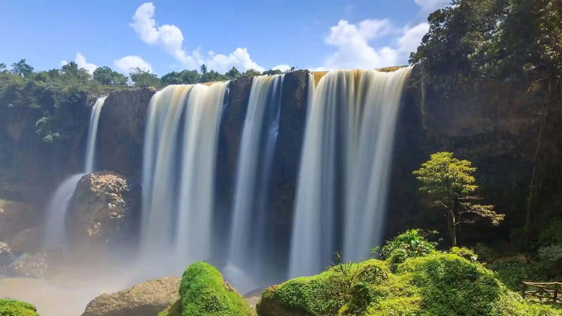 Thác Voi với dòng nước trắng xóa