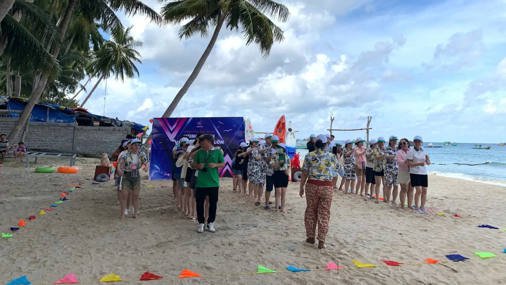 Tham gia các hoạt động phong phú trong tour không điện thoại Nụ Cười Mê Kông