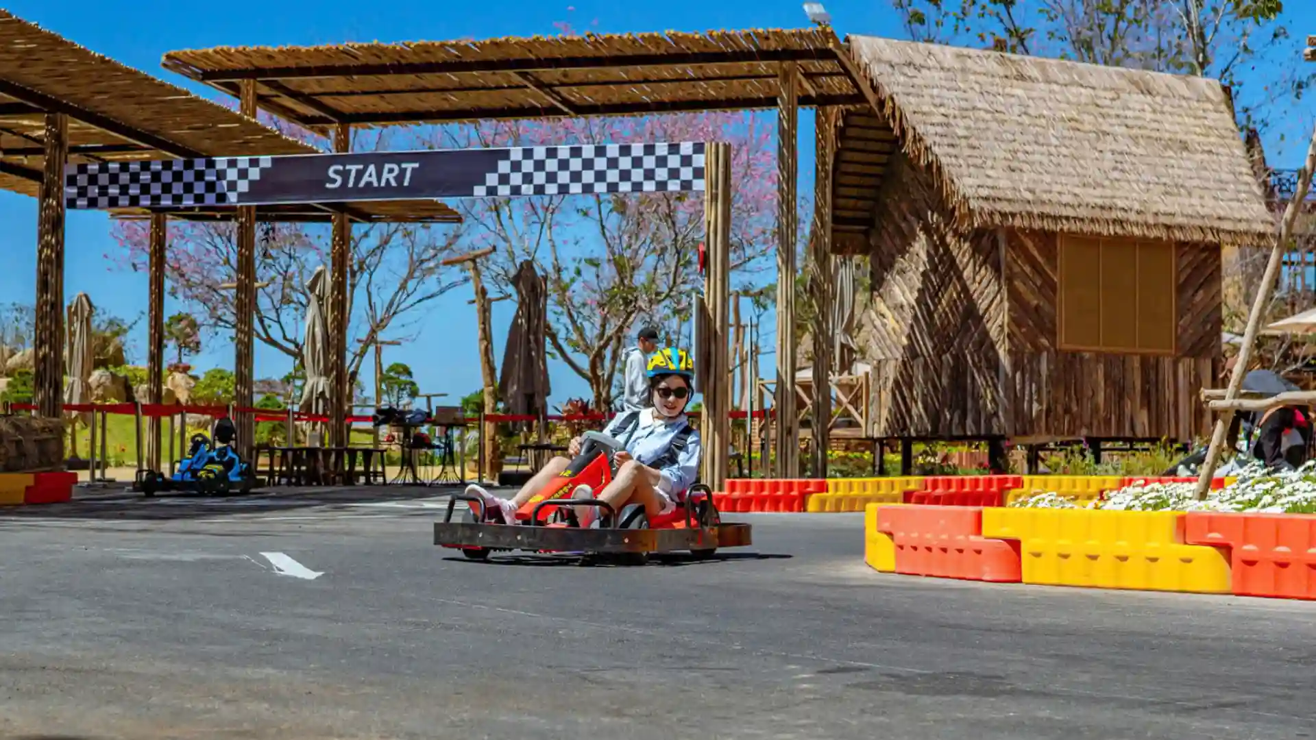 Du khách tham gia trò chơi xe trượt tại LangBiang Land