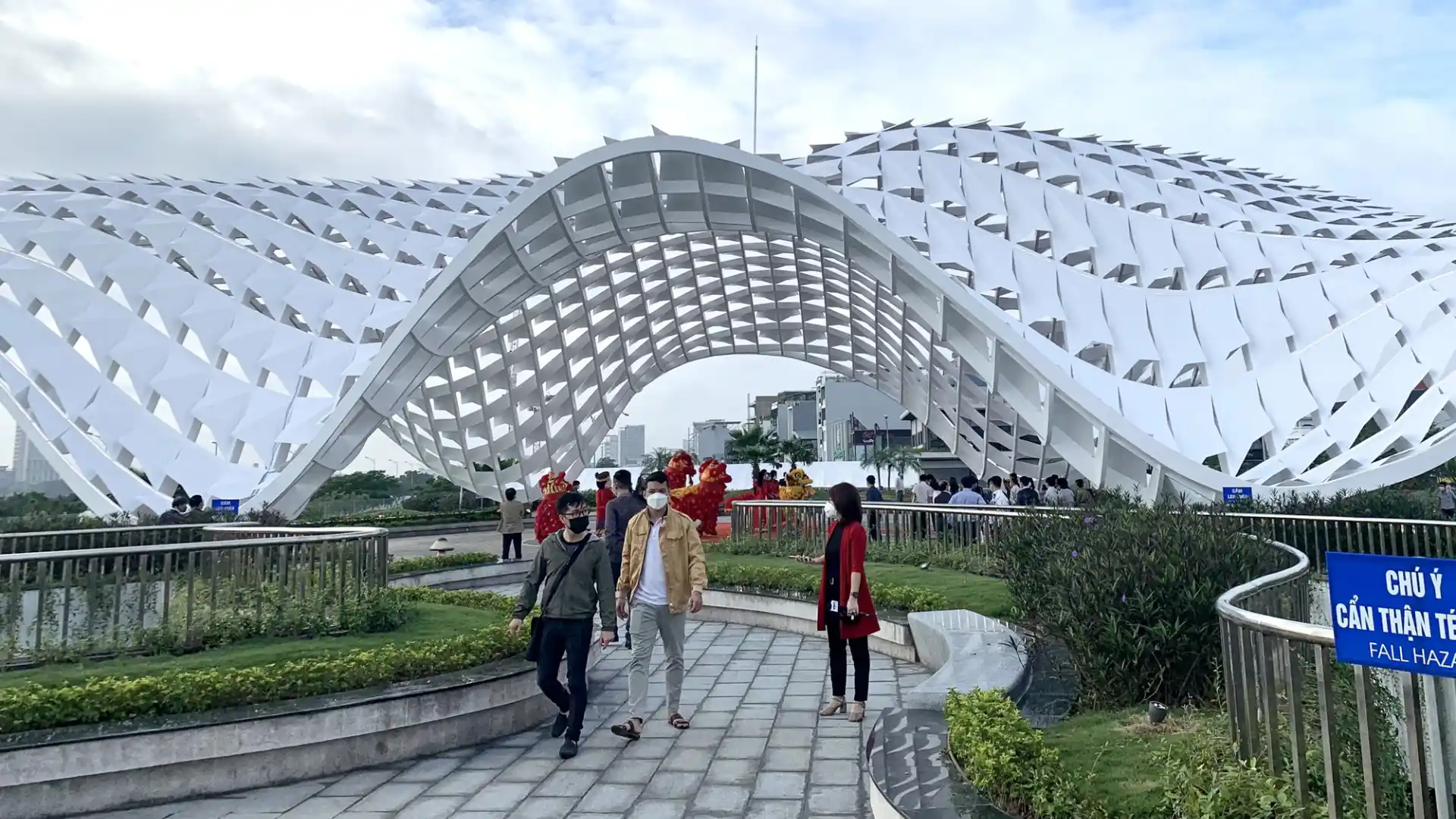 Du khách đi dạo thăm quan trong khuôn viên công viên APEC