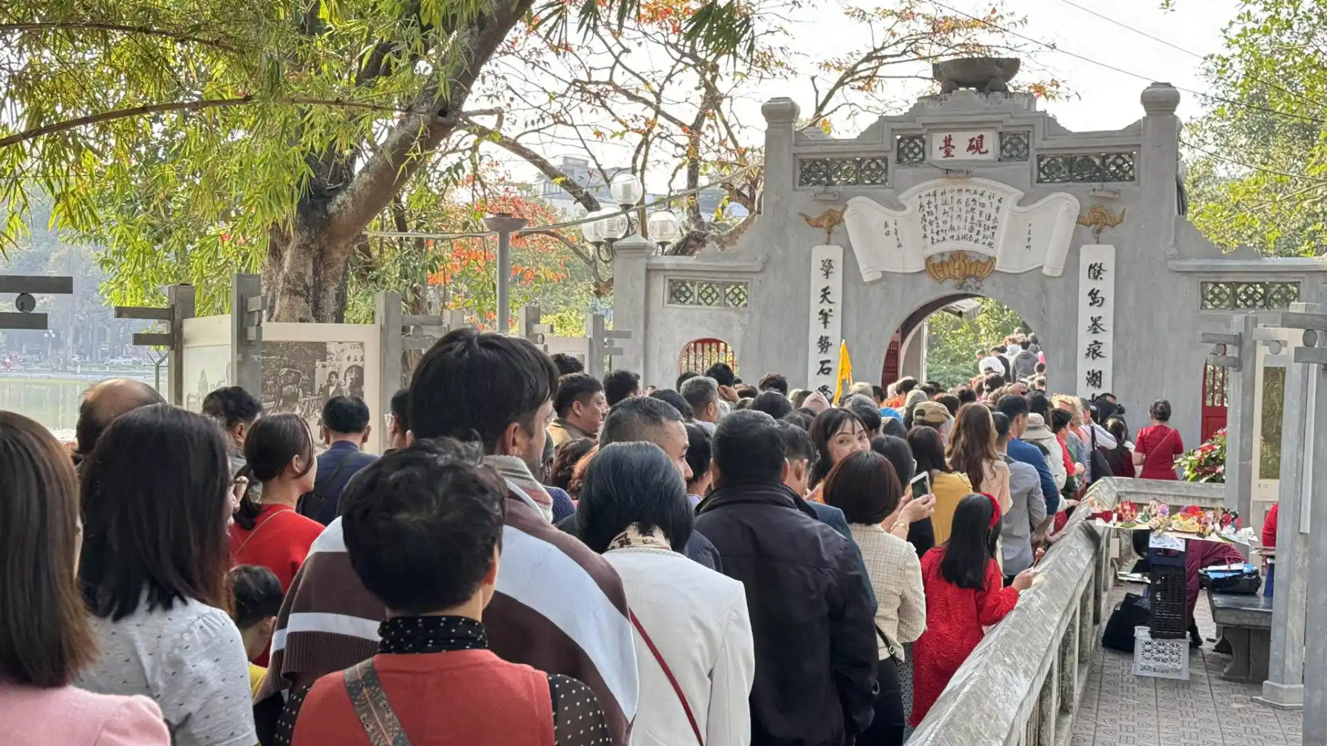 Xếp hàng thăm quan đền Ngọc Sơn