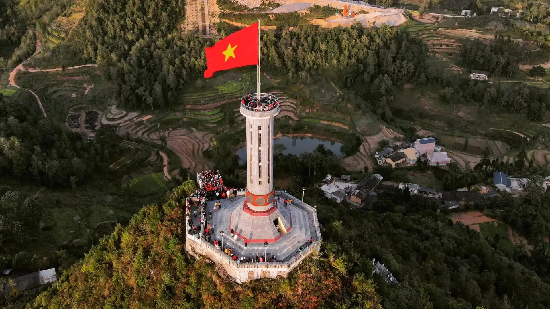 Cột cờ Lũng Cú với view nhìn núi rừng Đông Bắc