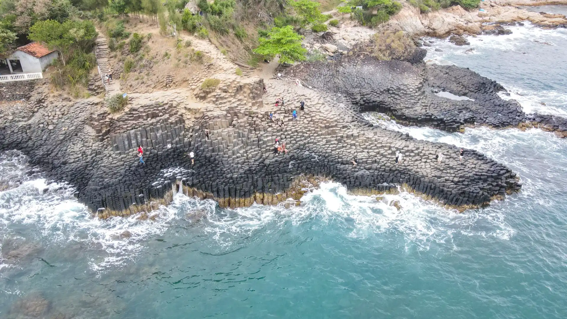 Du khách dạo bước tham quan Ghềnh Đá Đĩa