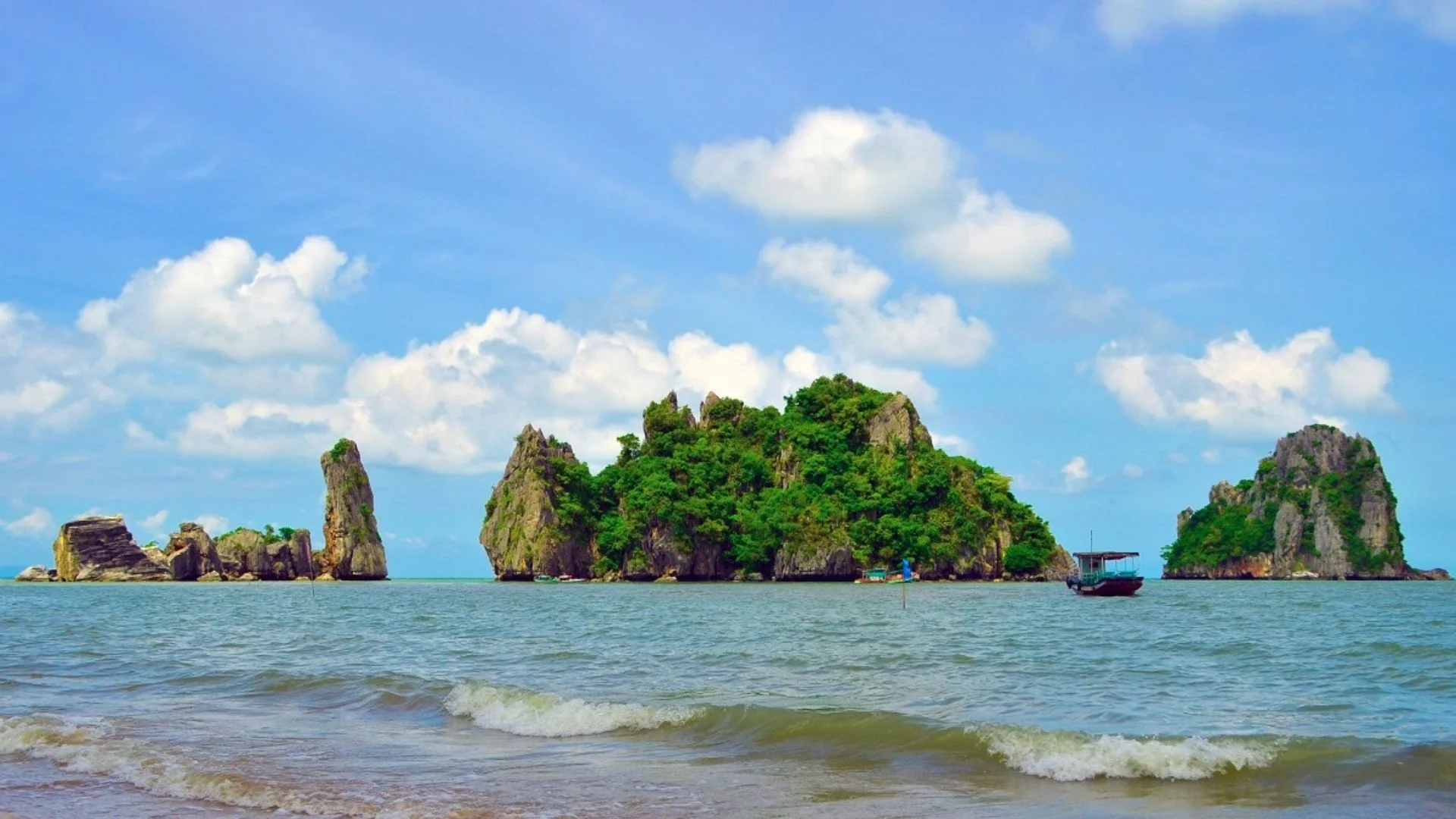 Cụm đá Hòn Phụ Tử nhìn từ bãi biển quần đảo Bà Lụa