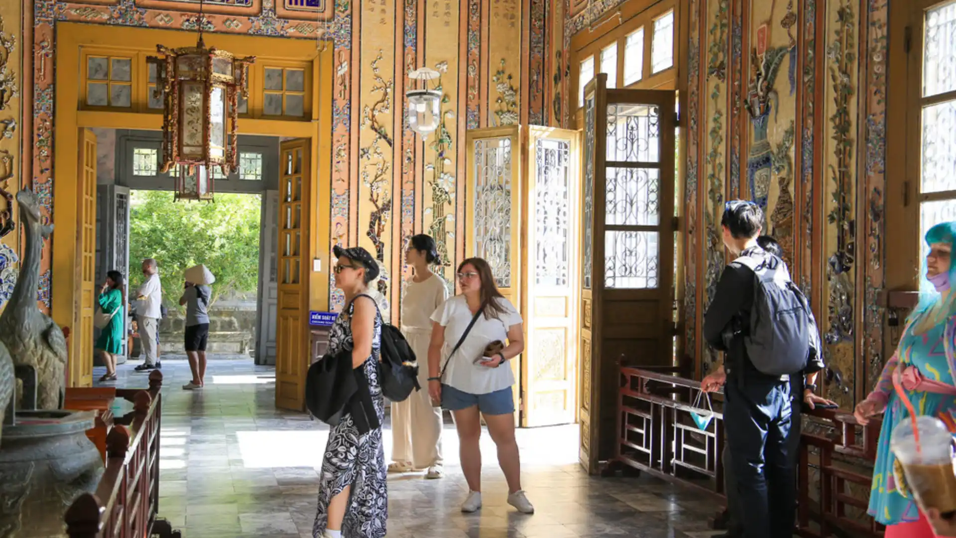 Du khách tham quan Lăng Khải Định