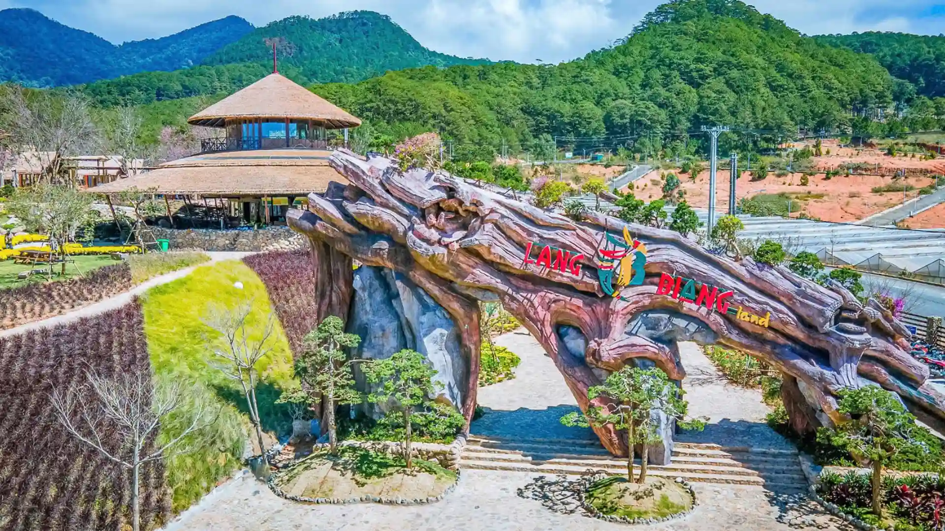 Cổng vào khu du lịch LangBiang Land