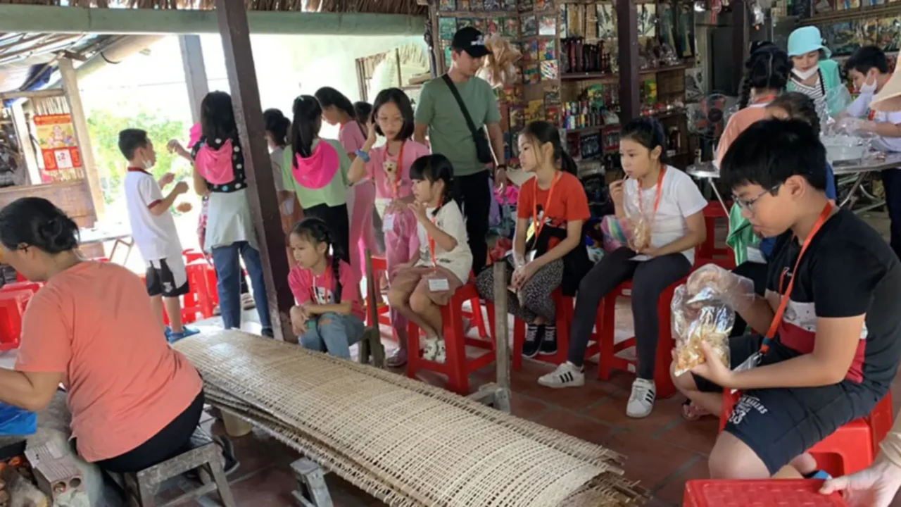 Tham quan lò bánh tráng và xem quy trình làm bánh tráng phơi sương