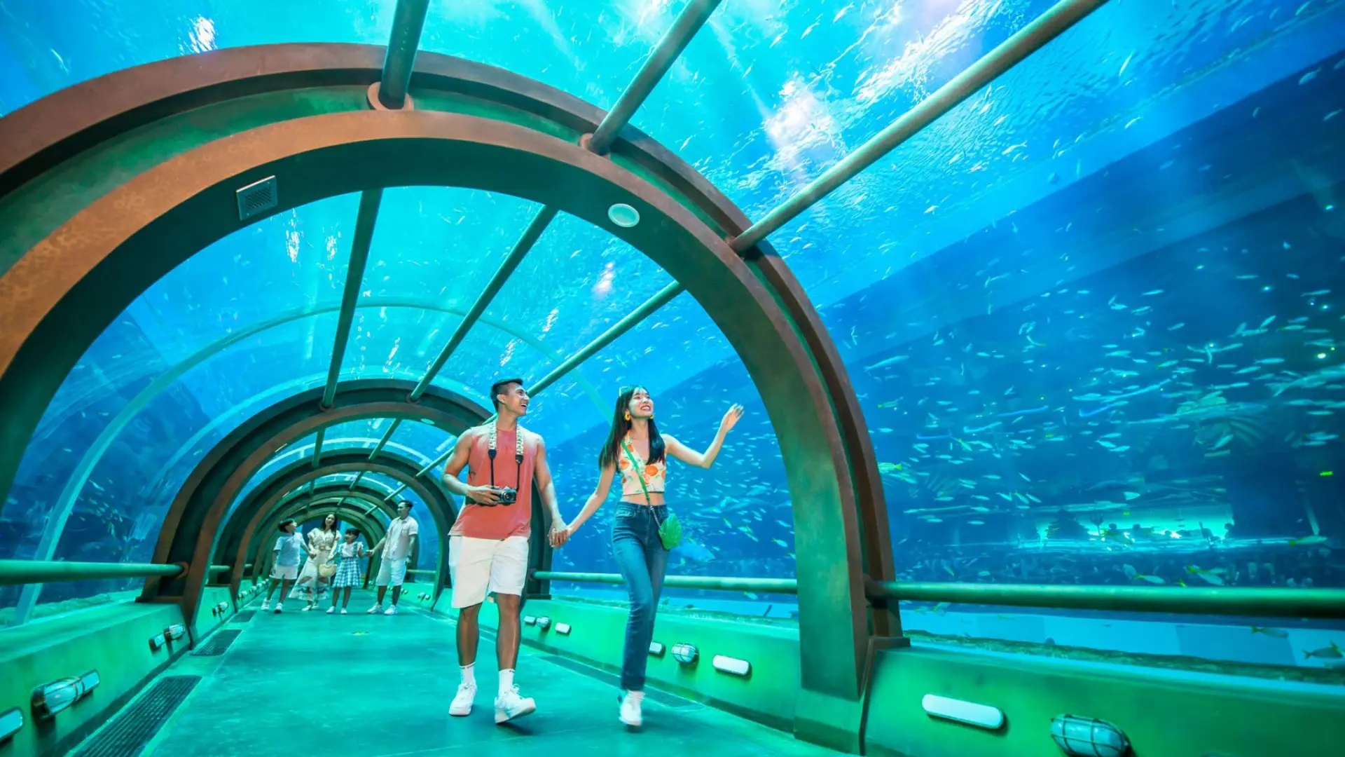 Du khách tham quan Thủy cung Vinpearl Nha Trang