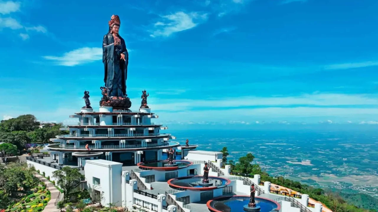 tham quan đỉnh núi bà đen bằng cáp treo hiện đại