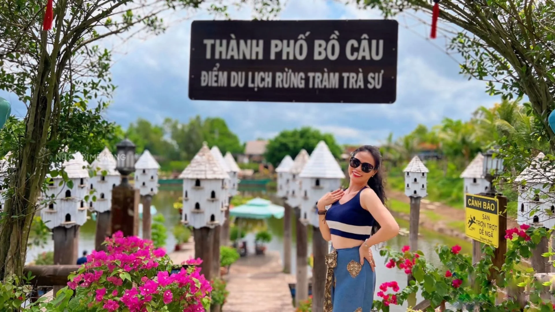 Du khách check-in tại Thành phố Bồ Câu trong Rừng Tràm Trà Sư