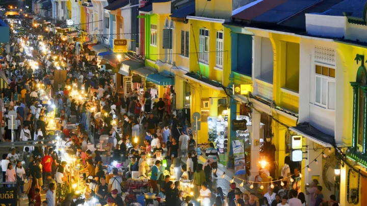 Walking Street Pattaya - “Con phố không ngủ” Khu phố náo nhiệt bậc nhất Pattaya, rực rỡ ánh đèn về đêm, nổi tiếng với quán bar, nhà hàng, câu lạc bộ đêm; được mệnh danh là “thành phố ma quỷ” vì sự sôi động, huyền bí và hấp dẫn du khách khắp nơi