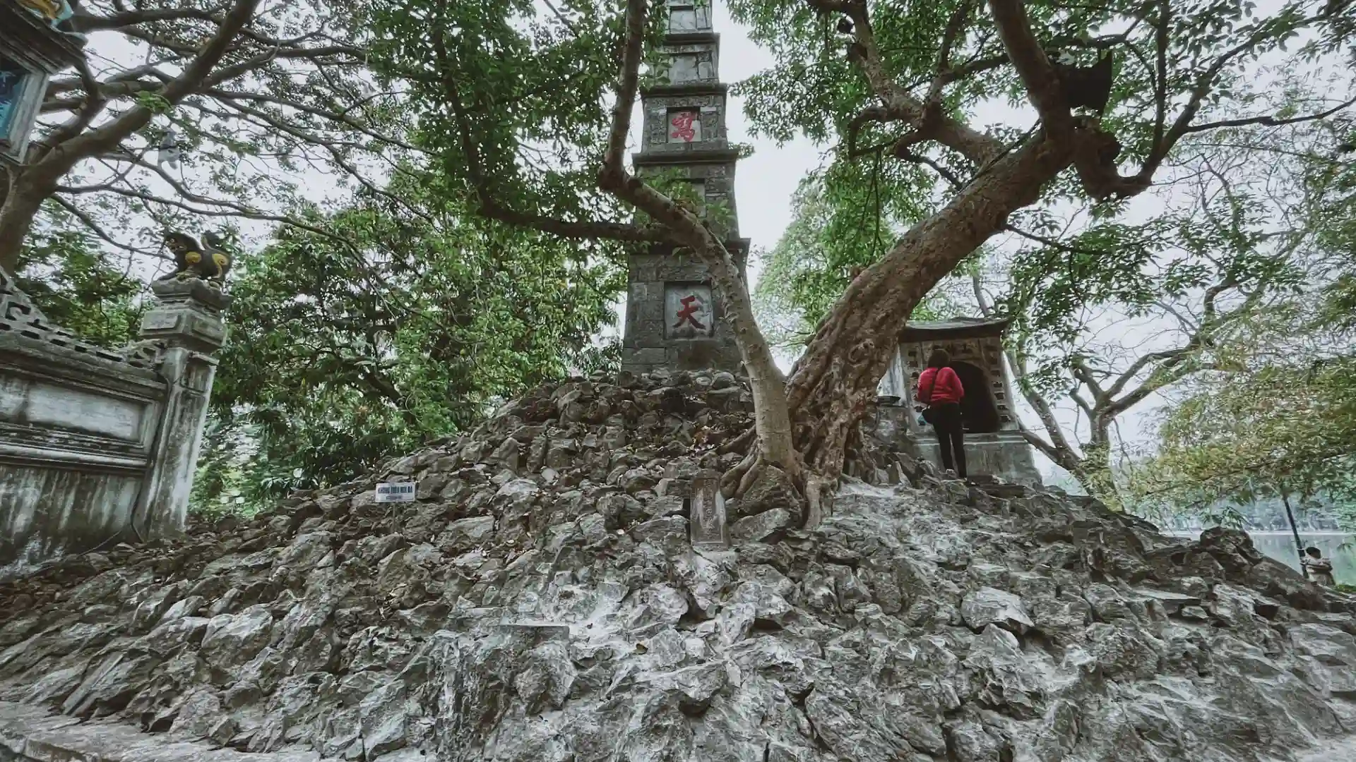 Tháp Bút và Đài Nghiên đền Ngọc Sơn