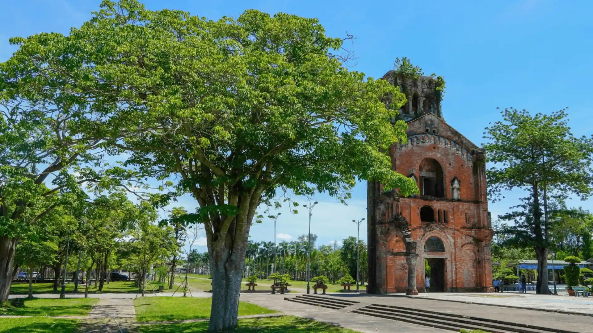 Tháp chuông cổ Tháp chuông cổ tại Thánh địa La Vang 