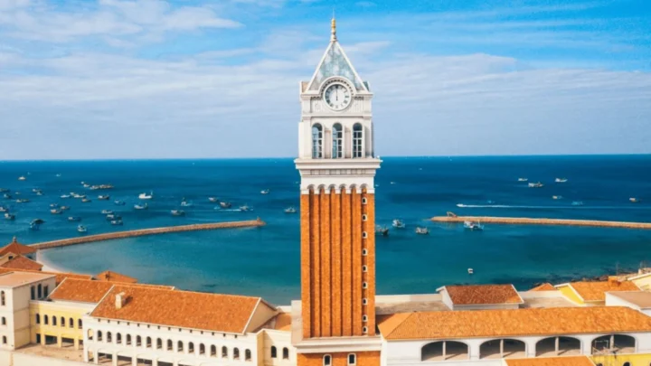 Tháp đồng hồ và Cầu kính tại Phú Quốc