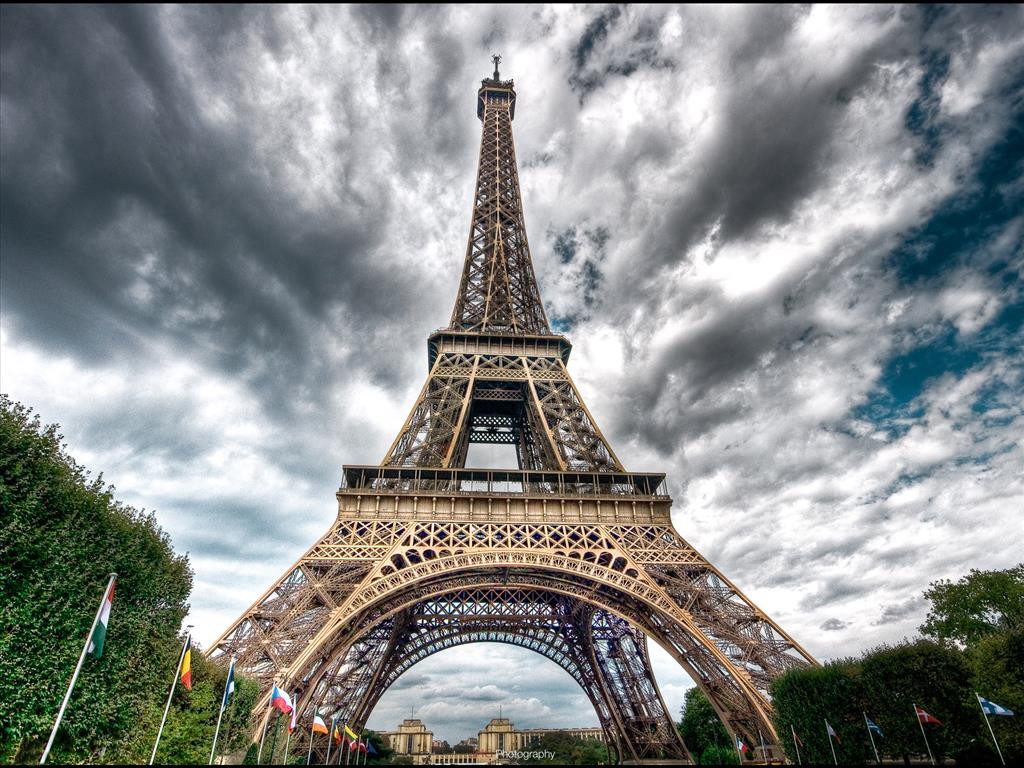 Tháp Eiffel với hơn trăm năm bề dày lịch sử