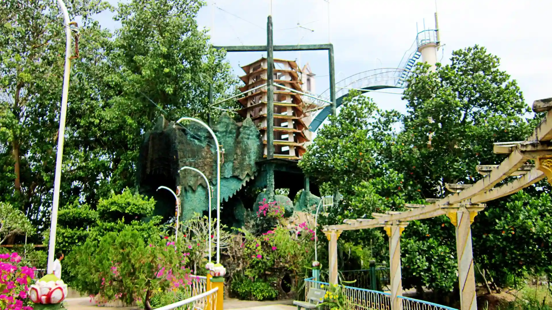 Tháp Hòa Bình tại Cồn Phụng, nơi Ông Đạo Dừa từng ngồi thiền