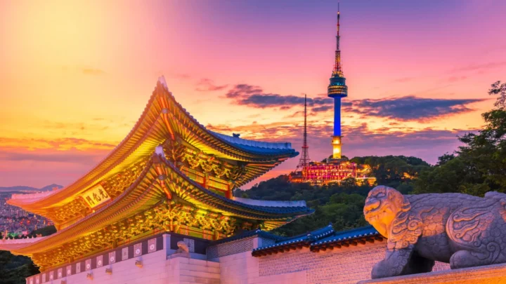 Tháp Namsan giữa khung cảnh Seoul hiện đại.