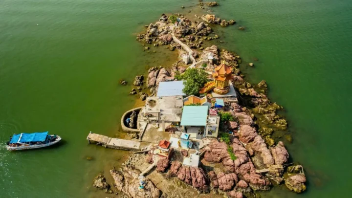 tháp thầy bói với hình dáng như chiếc bánh ít lá gai