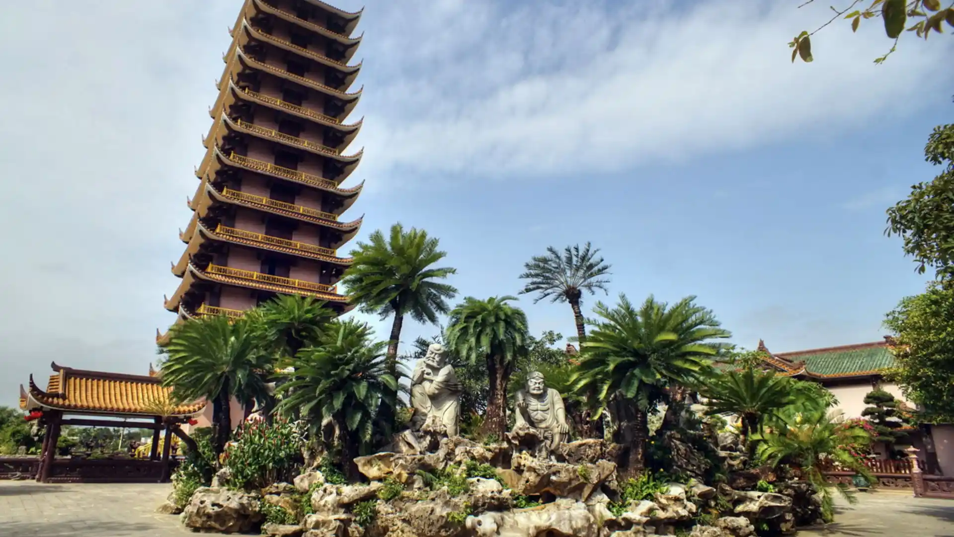 Tháp chuông 12 tầng tại Chùa Thiên Hưng