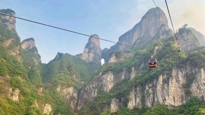 Cáp treo Thiên Môn Sơn dài nhất thế giới vượt qua núi rừng Trương Gia Giới