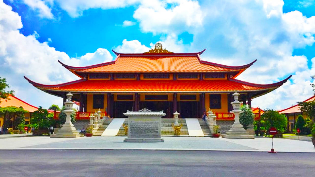 Chánh điện rộng lớn của Thiền Viện