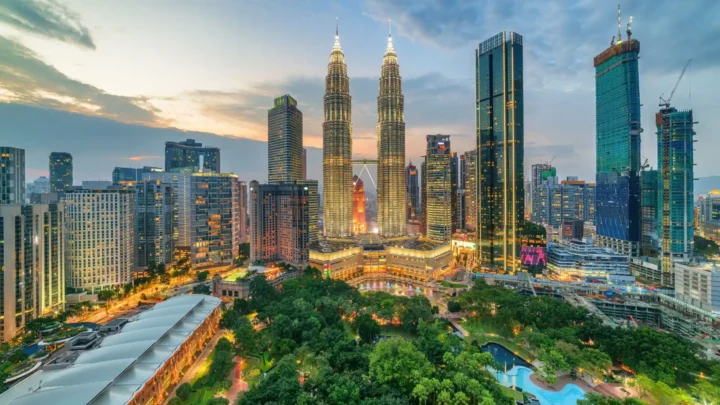 Tour du lịch Singapore Malaysia - tham quan thủ đô Kuala Lumpur với Tháp Đôi Petronas