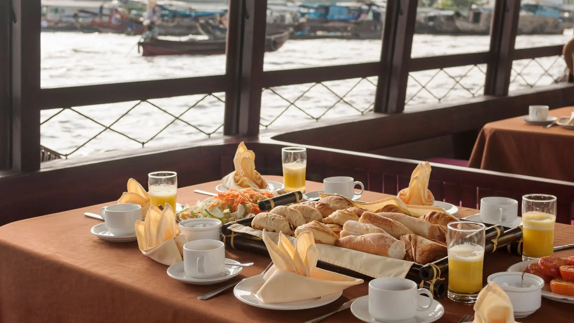 dịch vụ tàu Mystic trọn gói ẩm thực