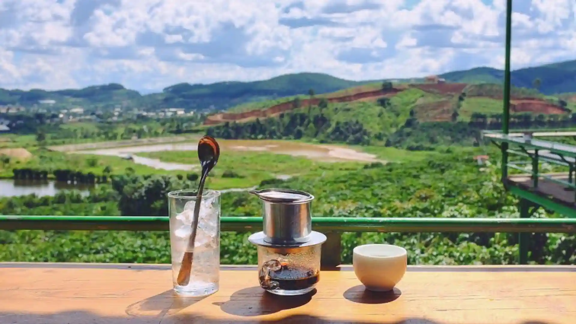 Ly cà phê phin tại quán Cà phê Mê Linh