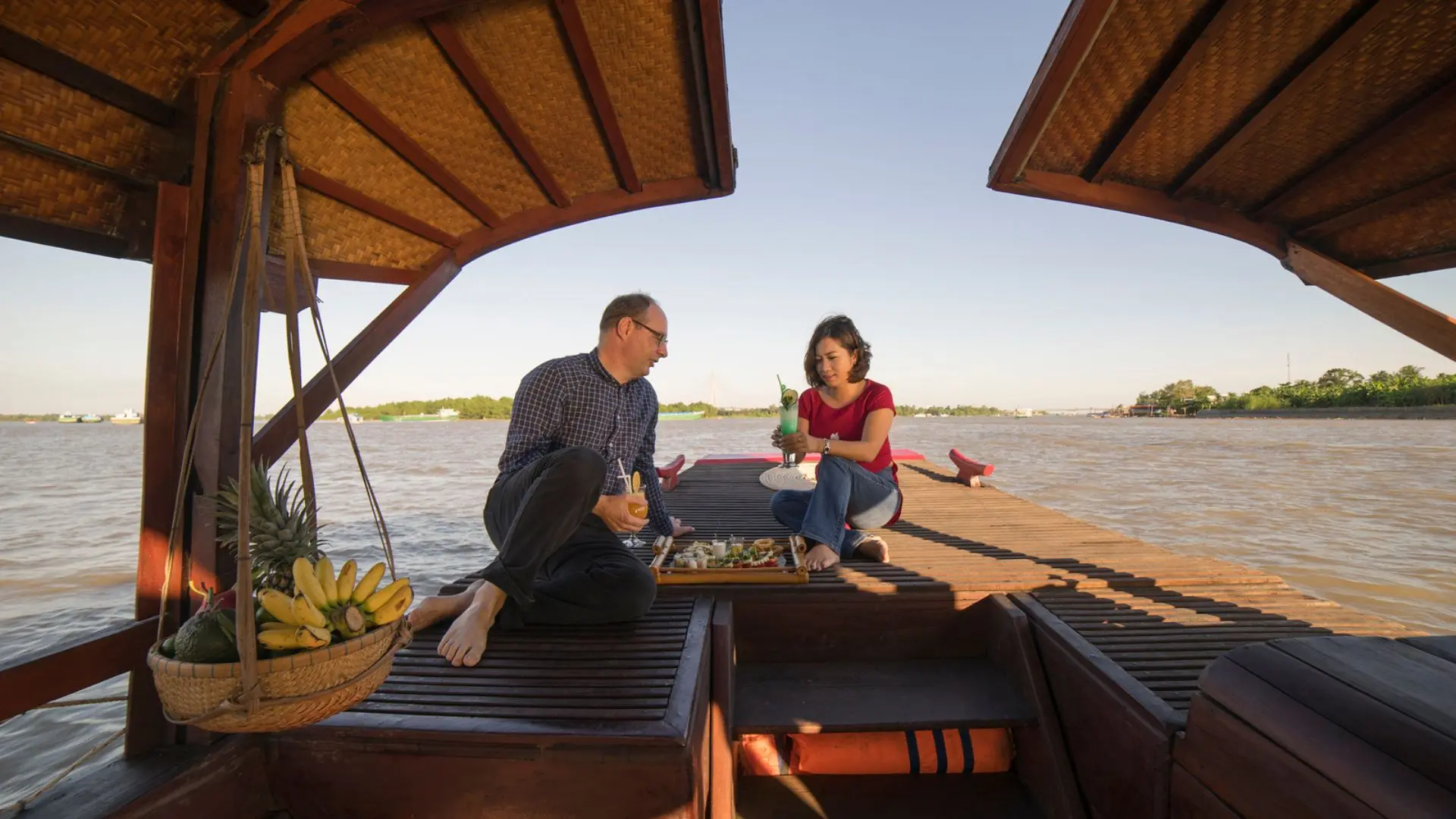 dịch vụ tàu Mystic phục vụ món ăn nhẹ vầ một ly cocktail