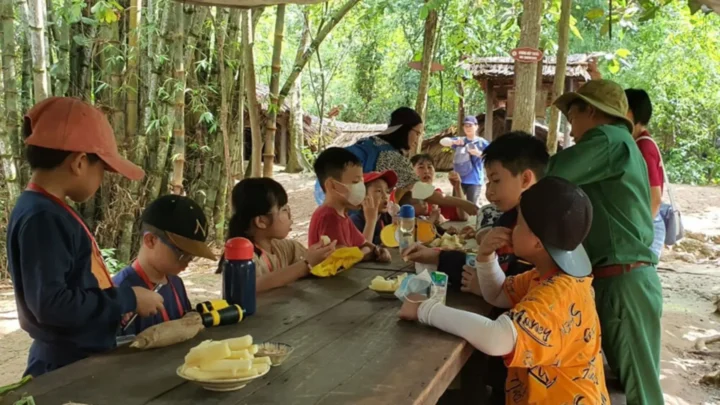 Thưởng thức khoai mì Củ Chi