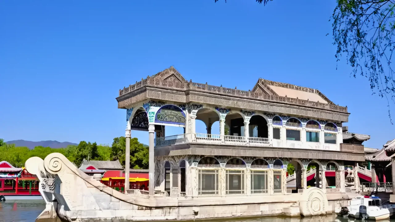 Thuyền Đá - công trình đá cẩm thạch độc đáo trên hồ Côn Minh, biểu tượng vĩnh cửu của Di Hòa Viên