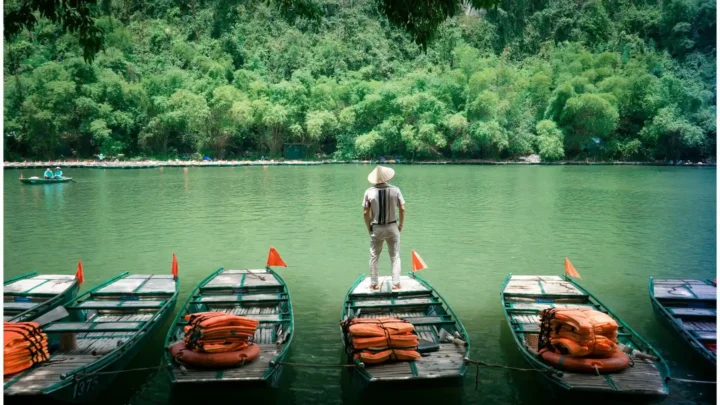 Thuyền đậu trên sông Ngô Đồng, Tam Cốc Bích Động, Tour Ninh Bình.