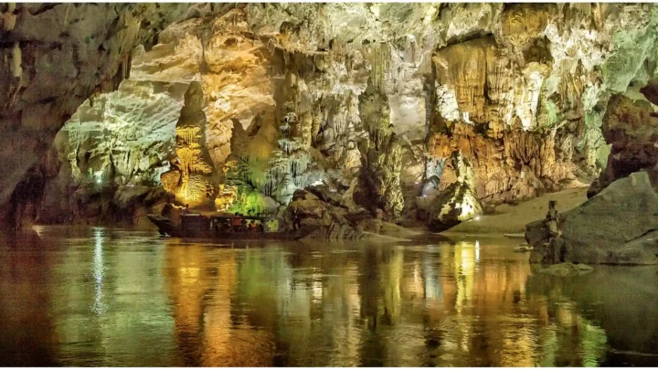 Thuyền lướt qua thạch nhũ khổng lồ, Động Phong Nha, Nụ cười Mê Kông.