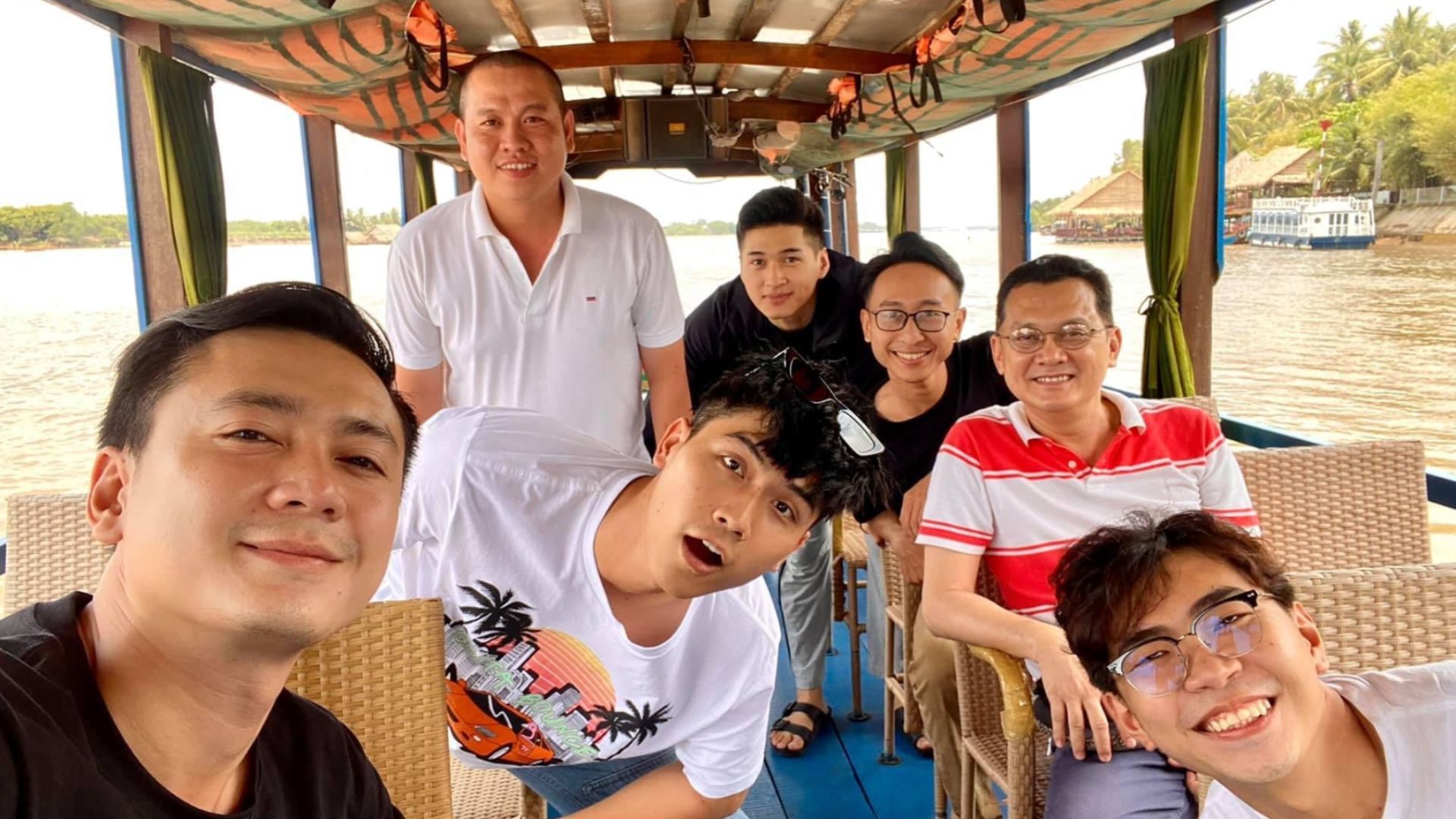 du khách đi thuyền máy tham quan 4 cồn
