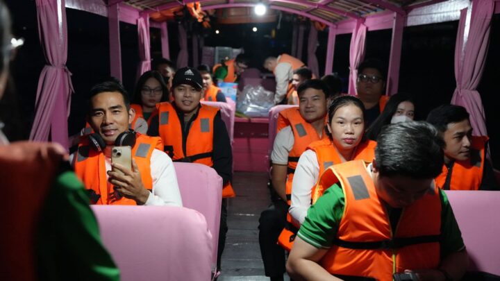 du khách mặc áo phao đi tàu tham quan chợ nổi