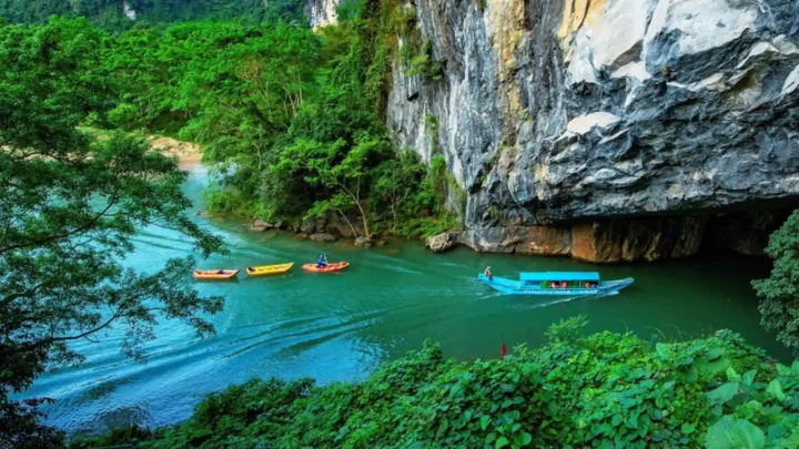 Thuyền trôi nhẹ vào cửa Động Phong Nha, tour Phong Nha 1 ngày.