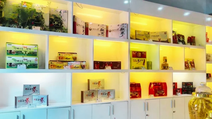 Sản phẩm tinh dầu Thông Đỏ được trưng bày tại cửa hàng