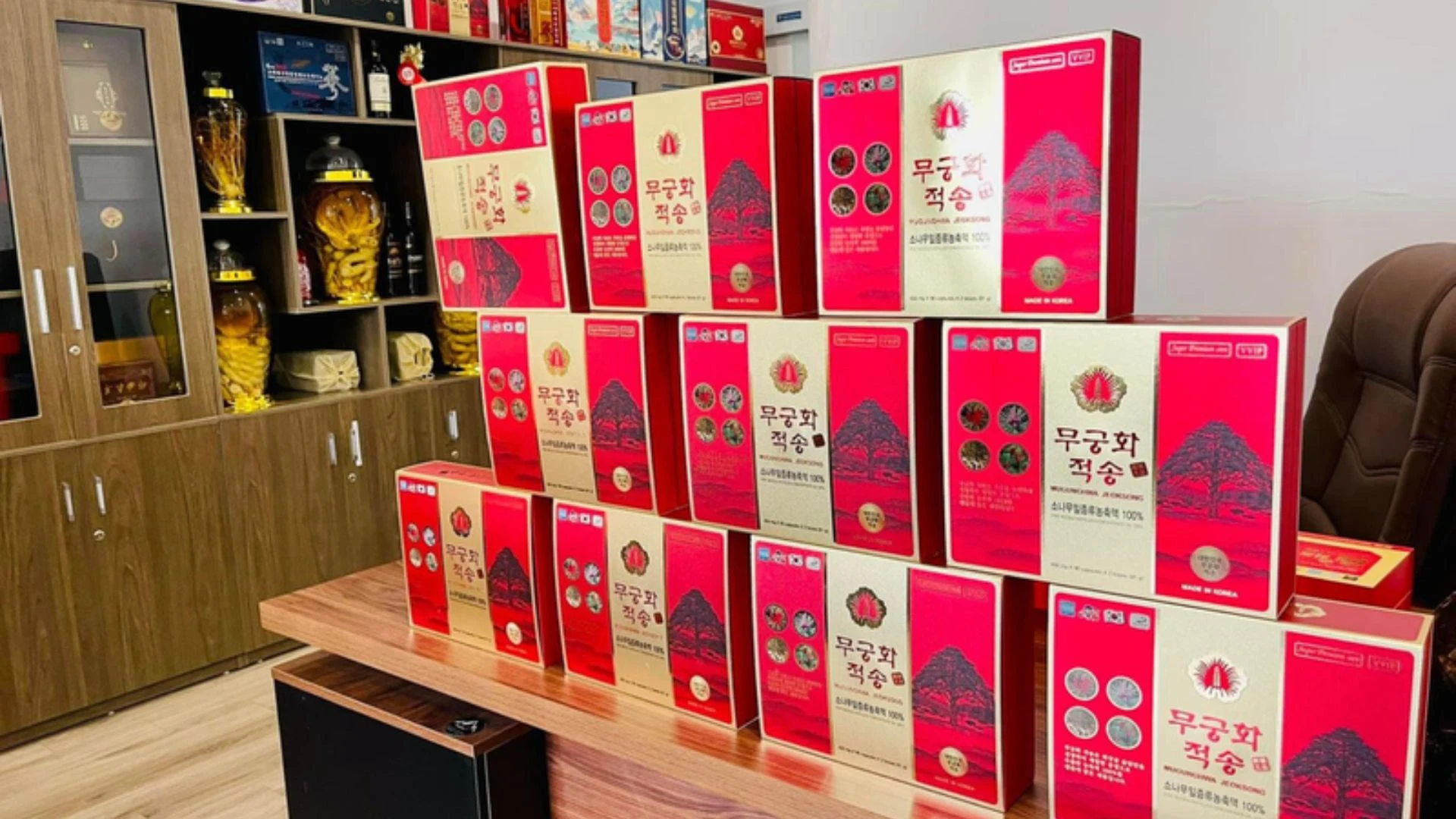 Kệ trưng bày các sản phẩm tinh dầu Thông Đỏ trong cửa hàng hiện đại tại Seoul.