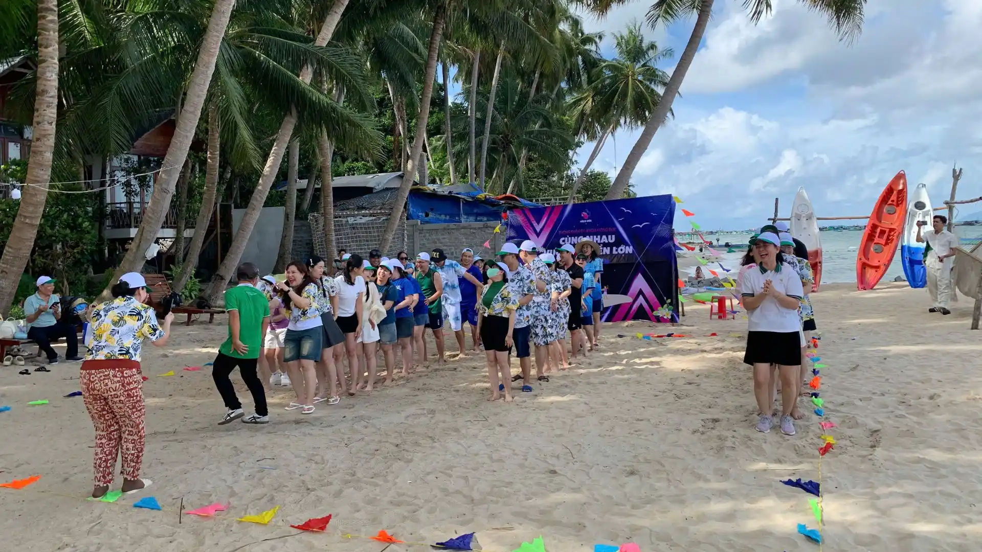Tinh thần team building tour đoàn Hồng Đức biển Hòn Sơn