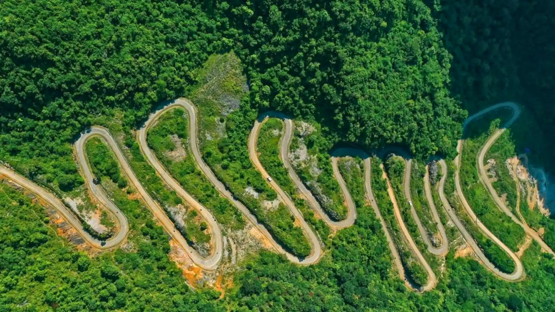 Đèo Mẻ Pia uốn lượn như dải lụa mềm