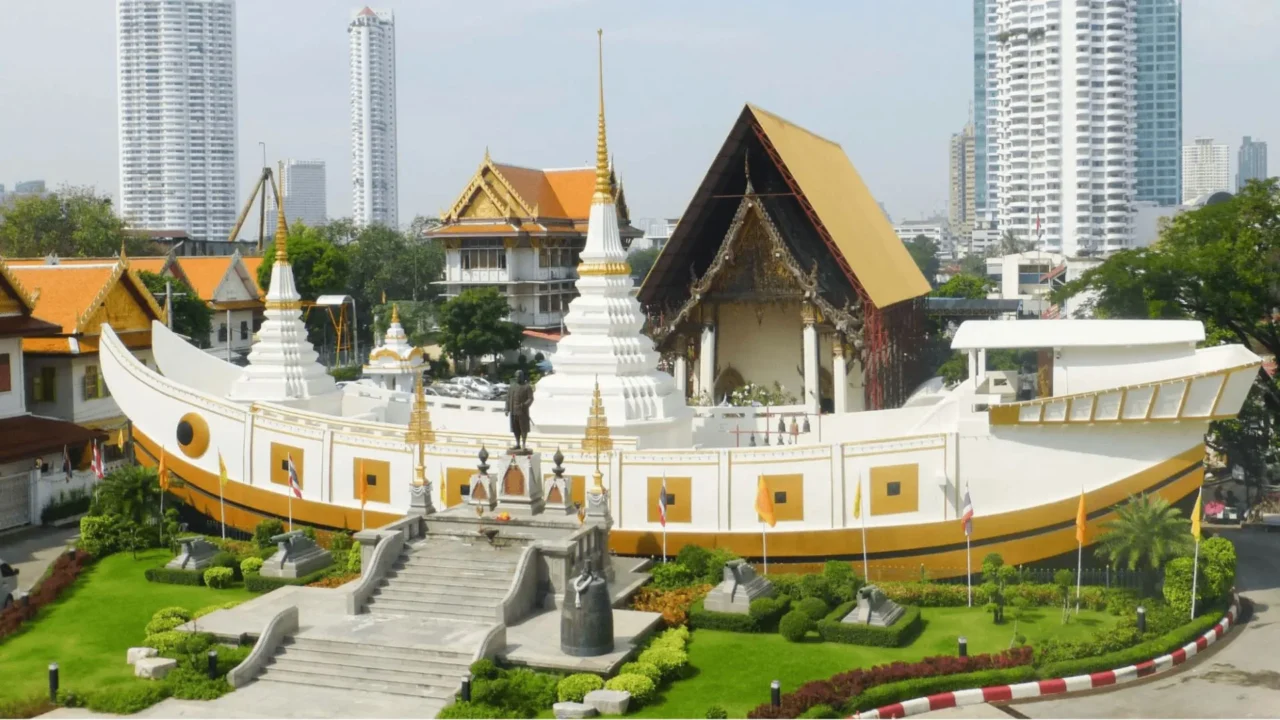 Toàn cảnh Chùa Wat Yannawa với kiến trúc thuyền độc đáo